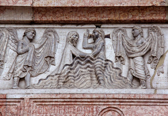 Fototapeta na wymiar Battesimo di Cristo nel Giordano; bassorilievo sull'architrave del portale nord del Battistero di Parma