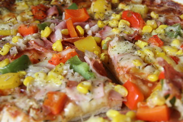 Pizza Schinken Mais und Paprika überbacken