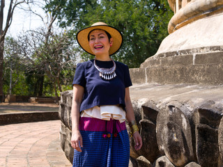 Femme devant le chedi du Wat Umong
