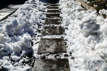神社の敷石と雪