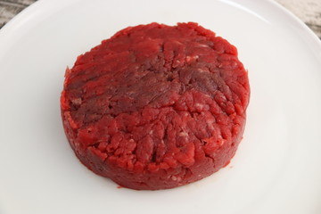 Steak haché de bœuf cru