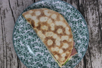 Sandwich pita jambon fromage