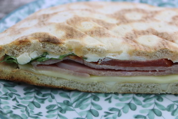 Sandwich pita jambon fromage