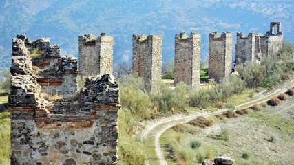 Fototapeta na wymiar Restos del antiguo acueducto de los franceses en Dudar, Granada, España