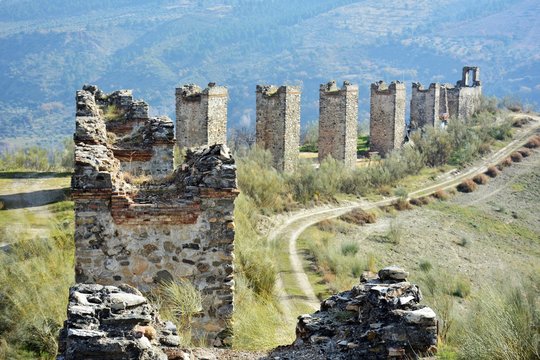 Restos del antiguo acueducto de los franceses en Dudar, Granada, Espa&ntilde;a