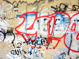 Muro con graffiti vari nel milanese, 2017