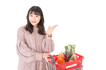 Obraz na płótnie Canvas スーパーで買い物をする若い女性