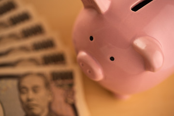 豚の貯金箱とお金のイメージ