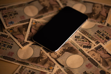 Naklejka premium スマートフォンとお金のイメージ