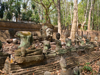 Anciennes sculptures de boudha au Wat Umong