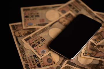 スマートフォンとお金のイメージ