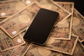 スマートフォンとお金のイメージ