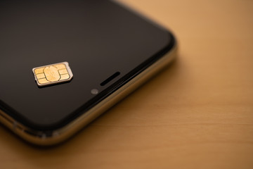 携帯電話とsimカードのイメージ