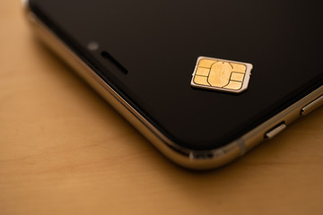 携帯電話とsimカードのイメージ