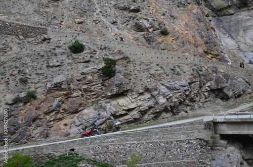 パキスタン ナンガパルバット近郊の村 アストールの絶景 険しい山道を走るトラクター Pakistan Wall Mural Pakist Koujim30