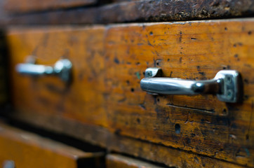 Close up of the handle of a wooden draw