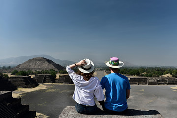 Fototapeta na wymiar Couple in Teotihuacan
