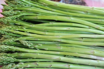 Obraz premium Fresh green asparagus for cooking at market