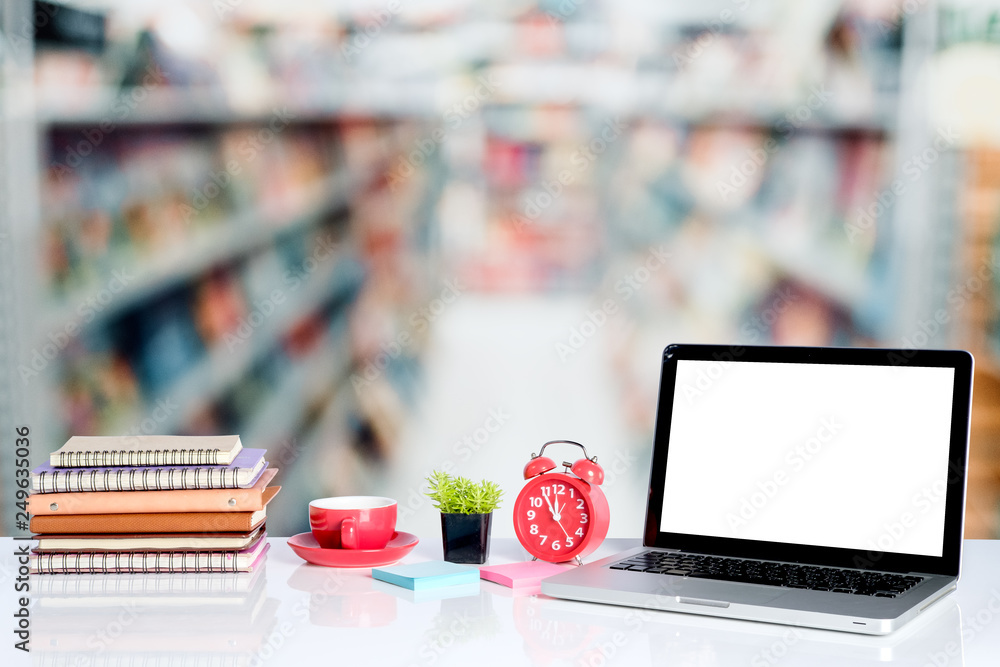 Poster mockup blank screen laptop on wood table with blurred library background. blank screen for graphics 
