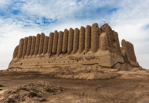Fototapeta Major Kyz-Kala, a fortress with corrugated, as if pleated, walls, located in ancient Merv which was one of the major cities standing on a silkway route. Once was the capital of Turkmen-Seljuk Empire.