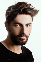 Ritratto di uomo su sfondo bianco