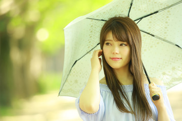 日傘を差す女性