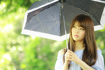 日傘を差す女性