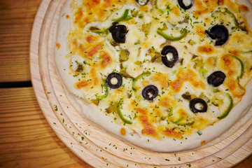 Olive and bell pepper pizza 