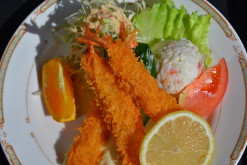 エビフライを屋外テラスで撮影
