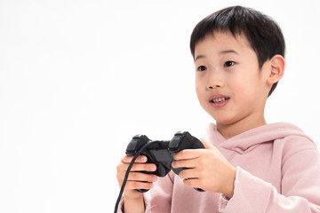 ゲームをする少年