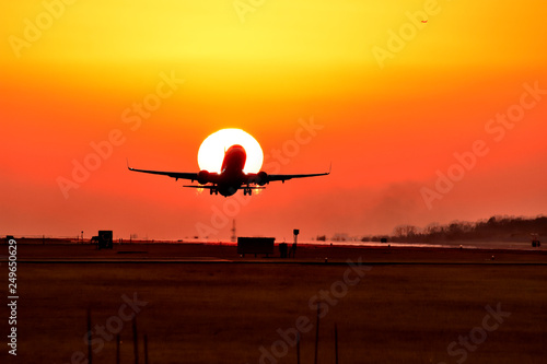綺麗な夕日 夕日を背景に飛行する航空機 Beautiful Sunset Aircraft Flying Against The Sunset Aerial Wall Mural Aeri Korokichikun