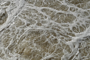 Schäumendes Wasser in einem Fluss