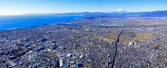 茅ヶ崎上空から富士山を望む／相模湾、空撮