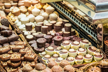Etalage de chocolats différents au marché La Boqueria, Barcelone