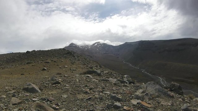 Zeitraffer einer kahlen Berglandschaft an einem Vulkan in Neuseeland