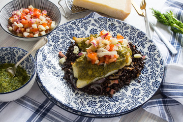 Heilbuttfilet auf Belugalinsen mit Tomaten-Fenchel-Topping