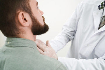Obraz premium Bearded man on lymph nodes examination in doctor.