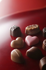 赤いハート型のチョコが入ったチョコレートの集合写真