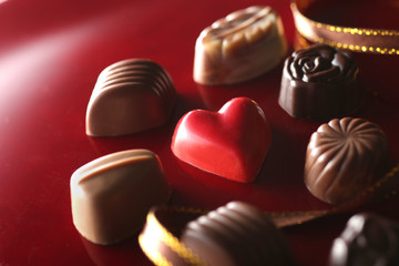 赤いハート型のチョコが入ったチョコレートの集合写真