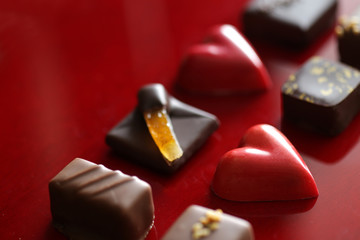 赤いハート型のチョコが入ったチョコレートの集合写真