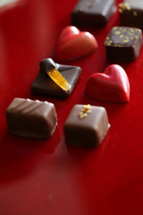 Obraz na płótnie Canvas 赤いハート型のチョコが入ったチョコレートの集合写真