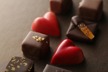 赤いハート型のチョコが入ったチョコレートの集合写真