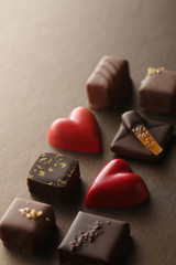 赤いハート型のチョコが入ったチョコレートの集合写真