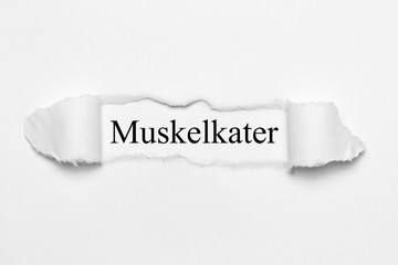 Muskelkater auf weißen gerissenen Papier