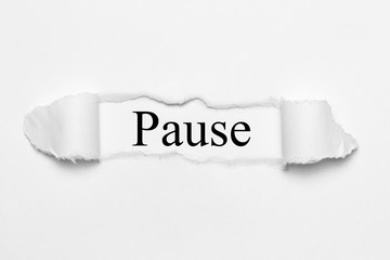 Pause auf weißen gerissenen Papier