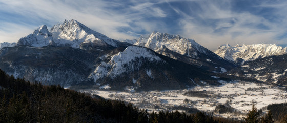Panorama vom Berchtesgadener Land mit komplettem Berg Watzmann Schönau am Königssee. Vom Gasthaus-Cafe Graflhöhe Windbeutelbaron aus. Schnee Winter