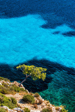 Wundersch&ouml;ne K&uuml;ste von S&uuml;dfrankreich, calanque nahe Marseille Parc national des Calanques cassis