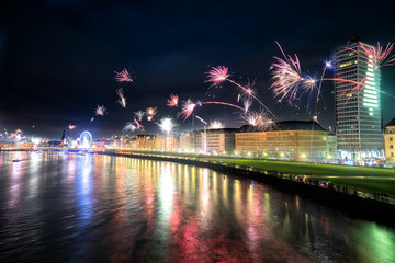 Silvester feuerwerk in Düsseldorf von der Rheinkniebrücke mit Riesenrad und Ministerium für...