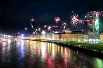 Silvester feuerwerk in Düsseldorf von der Rheinkniebrücke mit Riesenrad und Ministerium für Wirtschaft