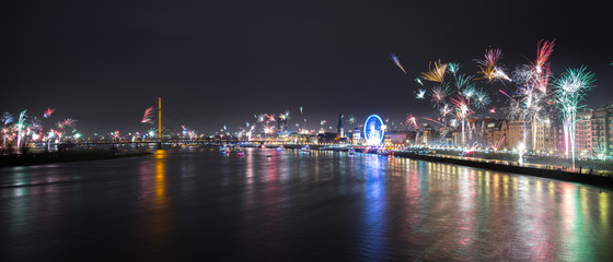 Feuerwerk über Düsseldorf an Silvester von Rheinkniebrücke aus. Riesenrad Skyline, innenstadt, Apollowiese, Rheinufer, Rathaus, 